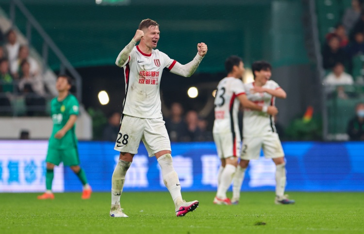 索罗金亲述蓉城球迷狂热 客胜国安后机场挤满接机人群