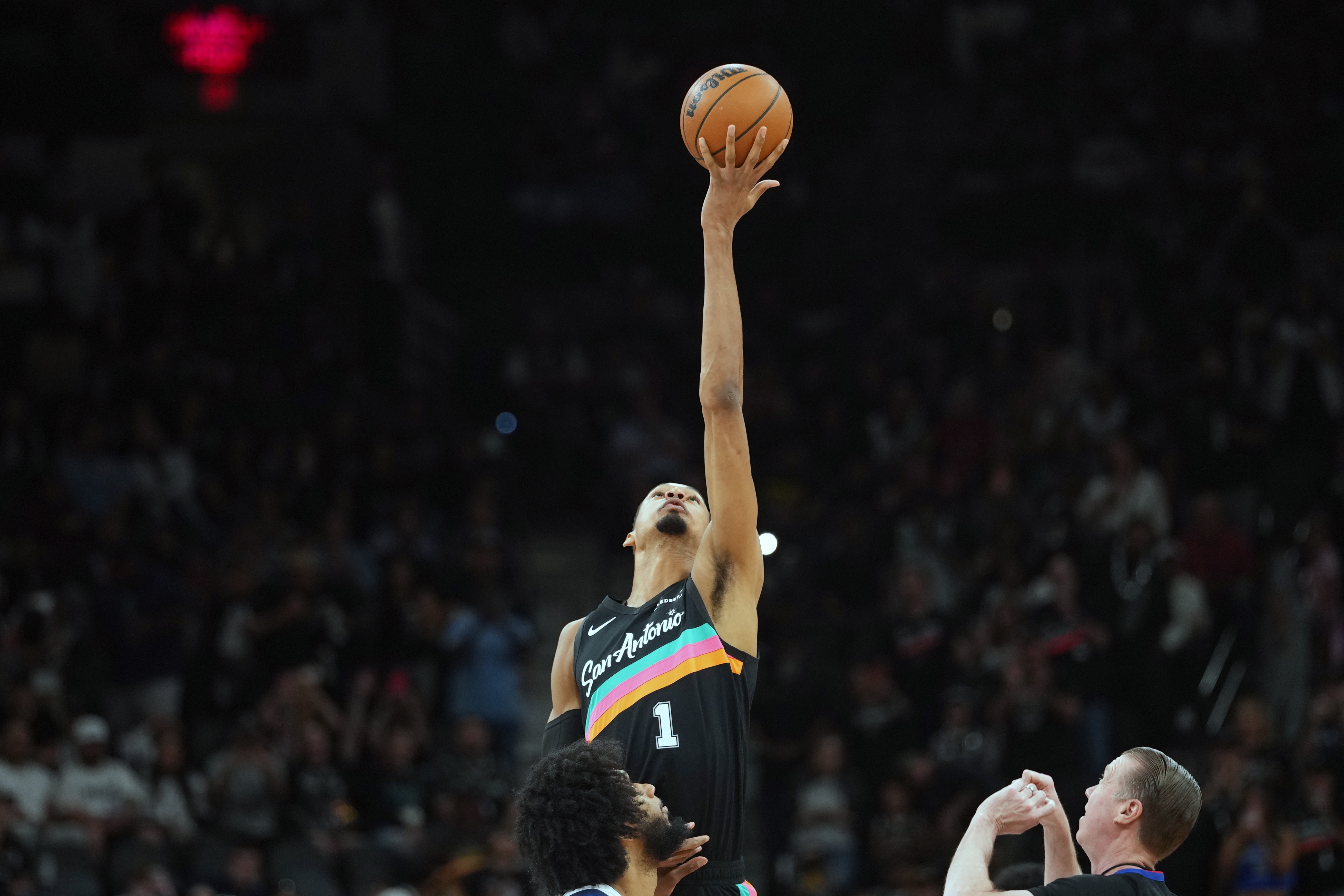 马刺19分大逆转开拓者夺赛点 文班27+11+7帽统治攻防