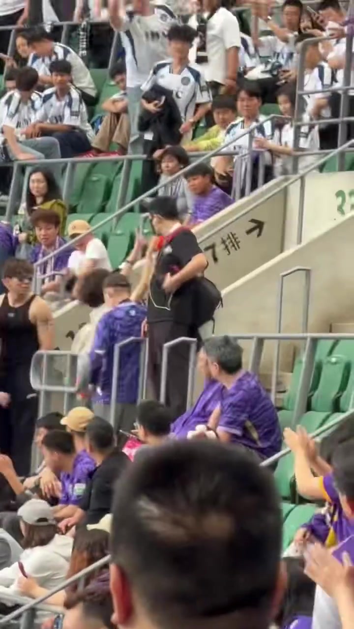 山东球迷混入津门虎看台被驱逐 离场比划2-1手势
