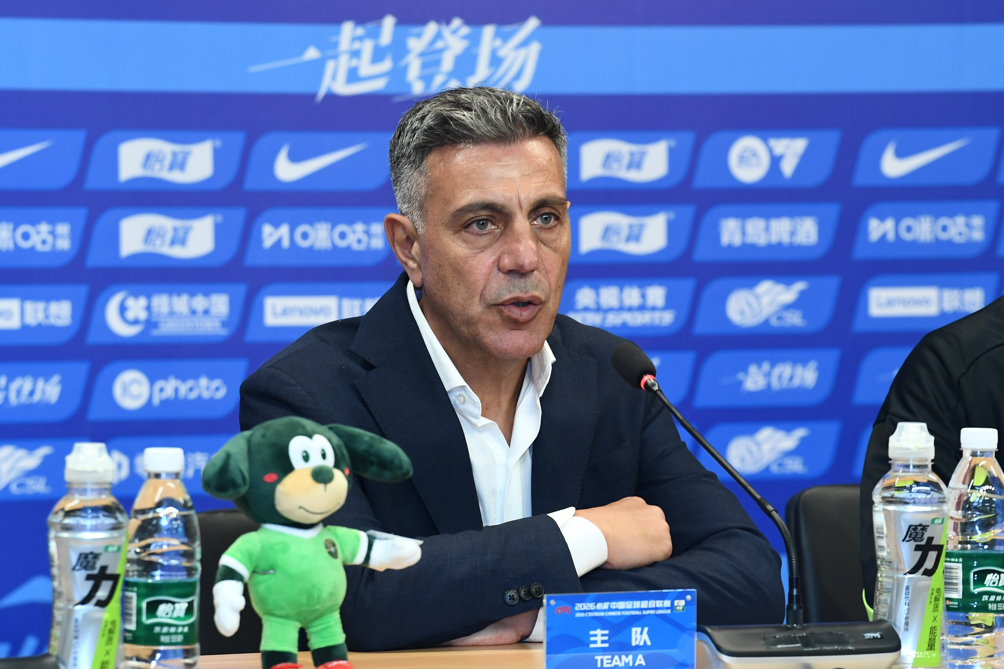 浙江队5轮1平4负不动帅位 高层再挺罗斯：放权不干涉