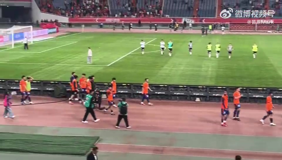泰山1-1西海岸 球迷谢场时高喊“韩鹏下课”