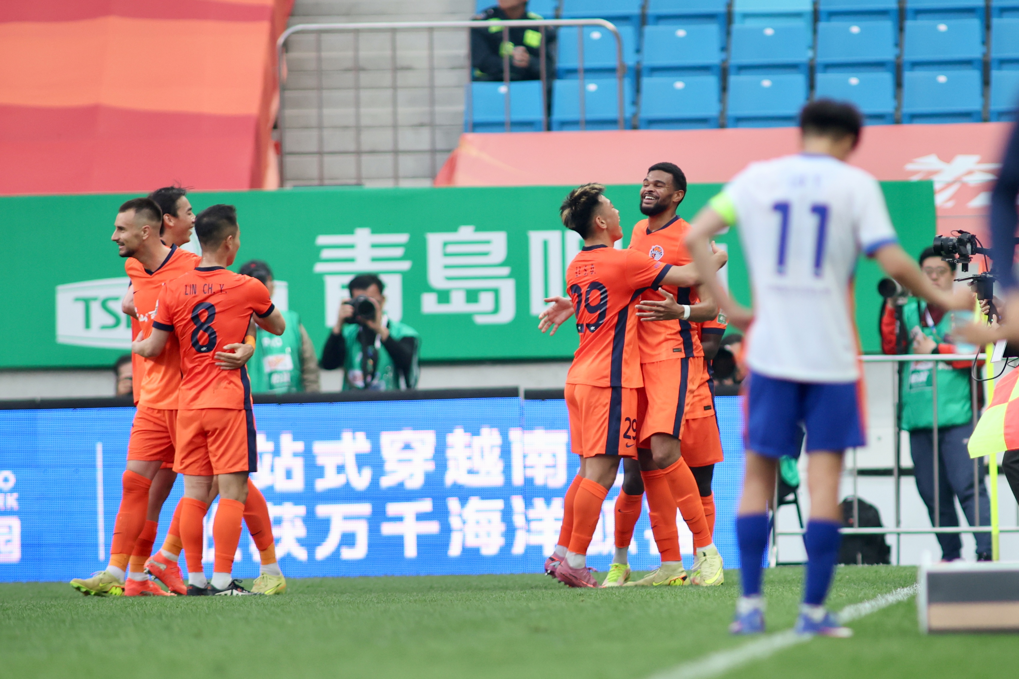 青岛海牛双杀泰山海港 积分-7变4逃离降级区