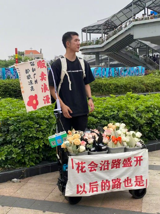 25岁前中冠冠军球员陈轩豪退役卖肠粉：对中国足球死心了