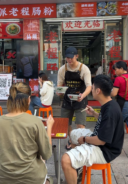 25岁前中冠冠军球员陈轩豪退役卖肠粉：对中国足球死心了