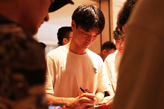 杨明洋：预判逼抢是武器 塞尔吉尼奥：8号位控制中场