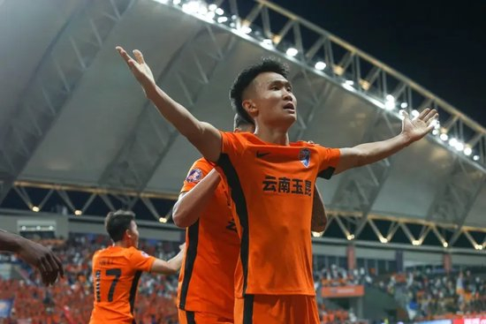 徐宏杰11轮8场3球1助 边后卫成玉昆射手王 徐宏杰11轮8场3球1助 边后卫成玉昆射手王