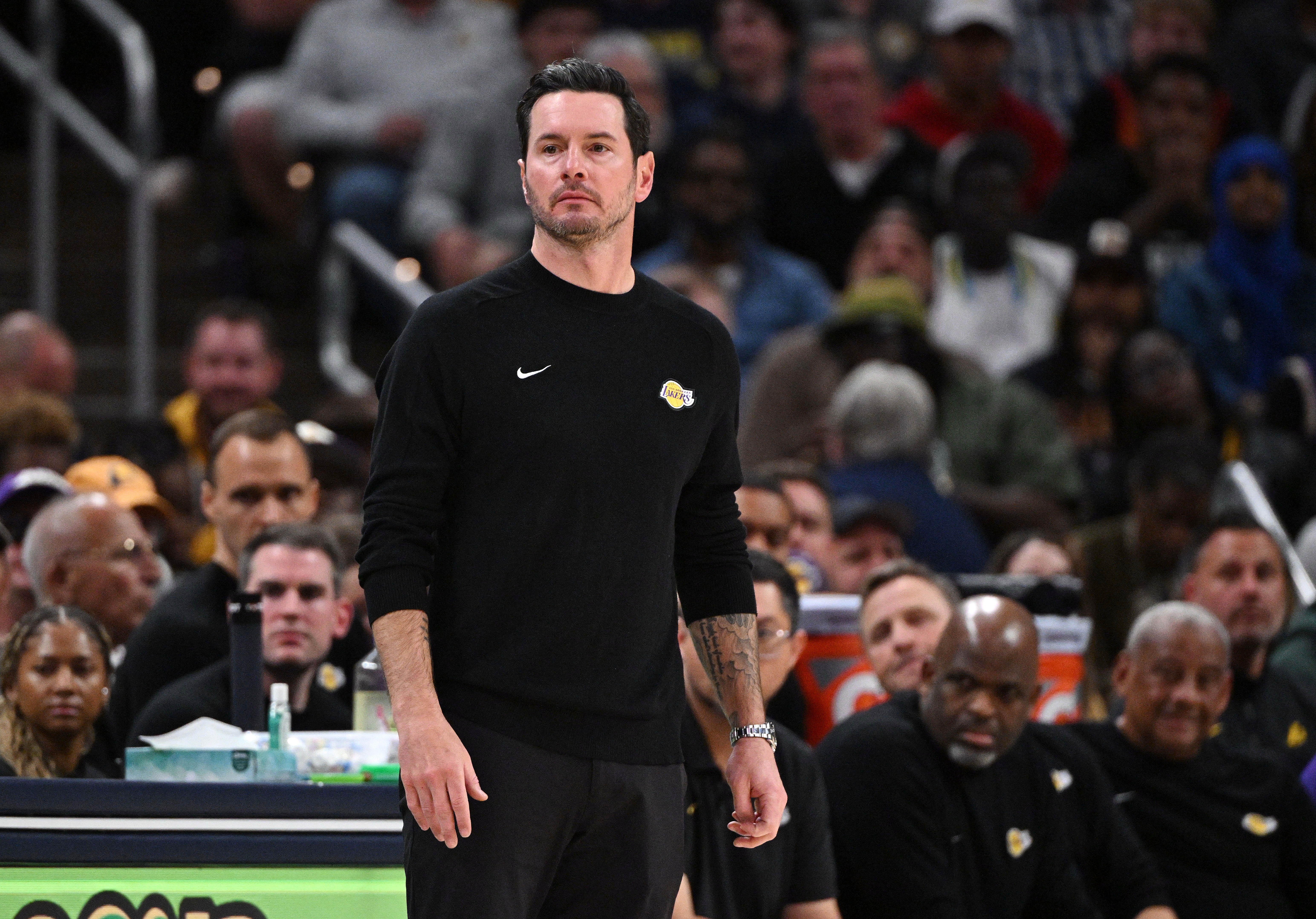 0-4!湖人主场遭雷霆横扫 雷迪克赛后哽咽致谢球迷 0-4!湖人主场遭雷霆横扫 雷迪克赛后哽咽致谢球迷