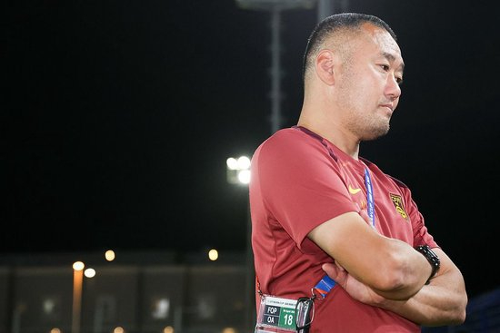 上村健一：队员在对方阵型完整时盲目长传 6人争一点球