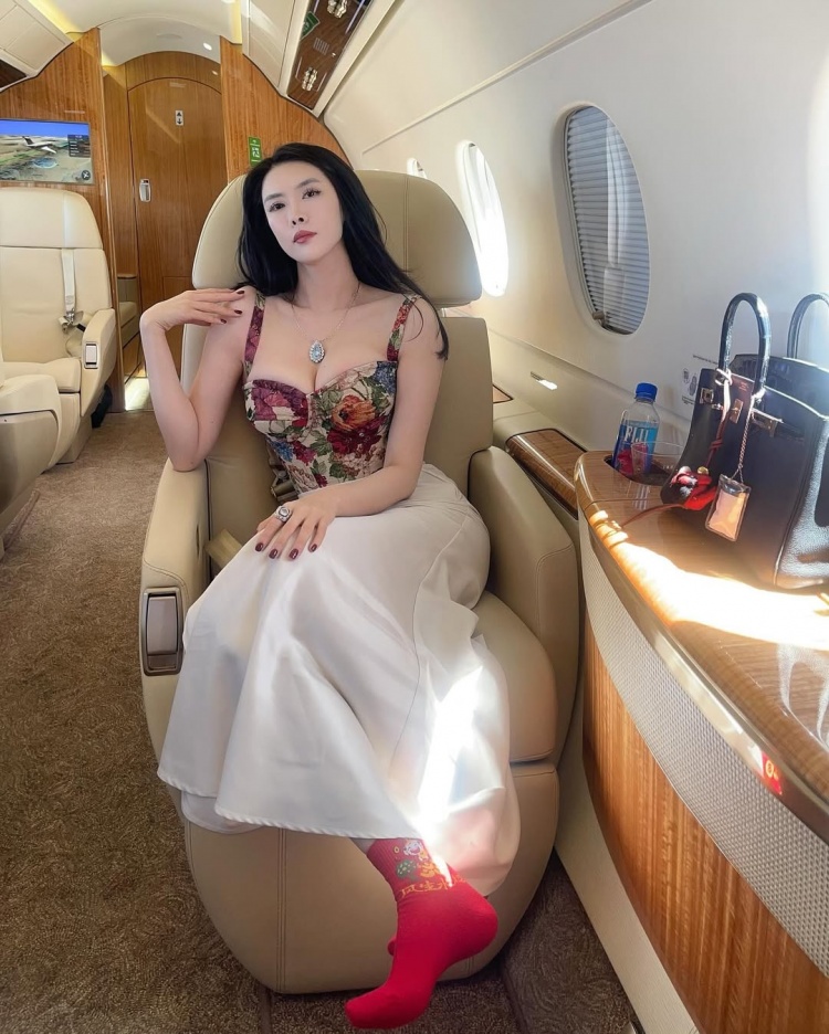 巴特勒与德扑女将布兰妮再同框 此前曾同机出行