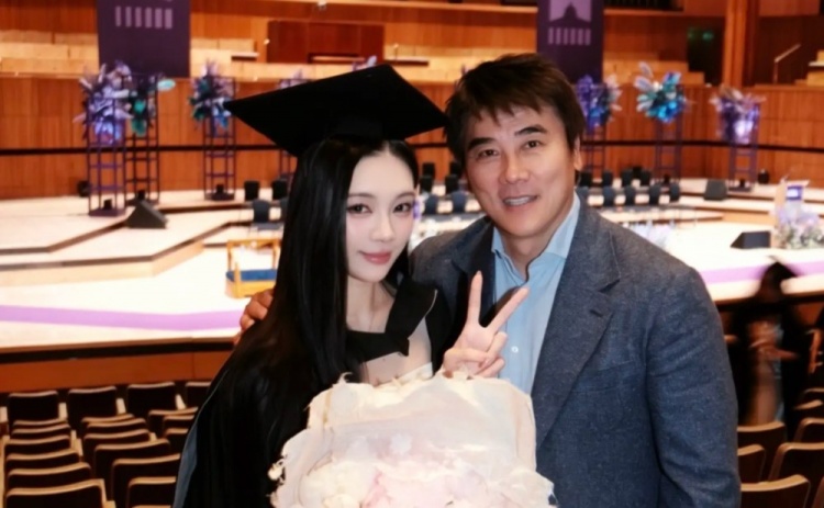 李明女儿晒合影回应五年禁足:白玉落尘,时间给出答案