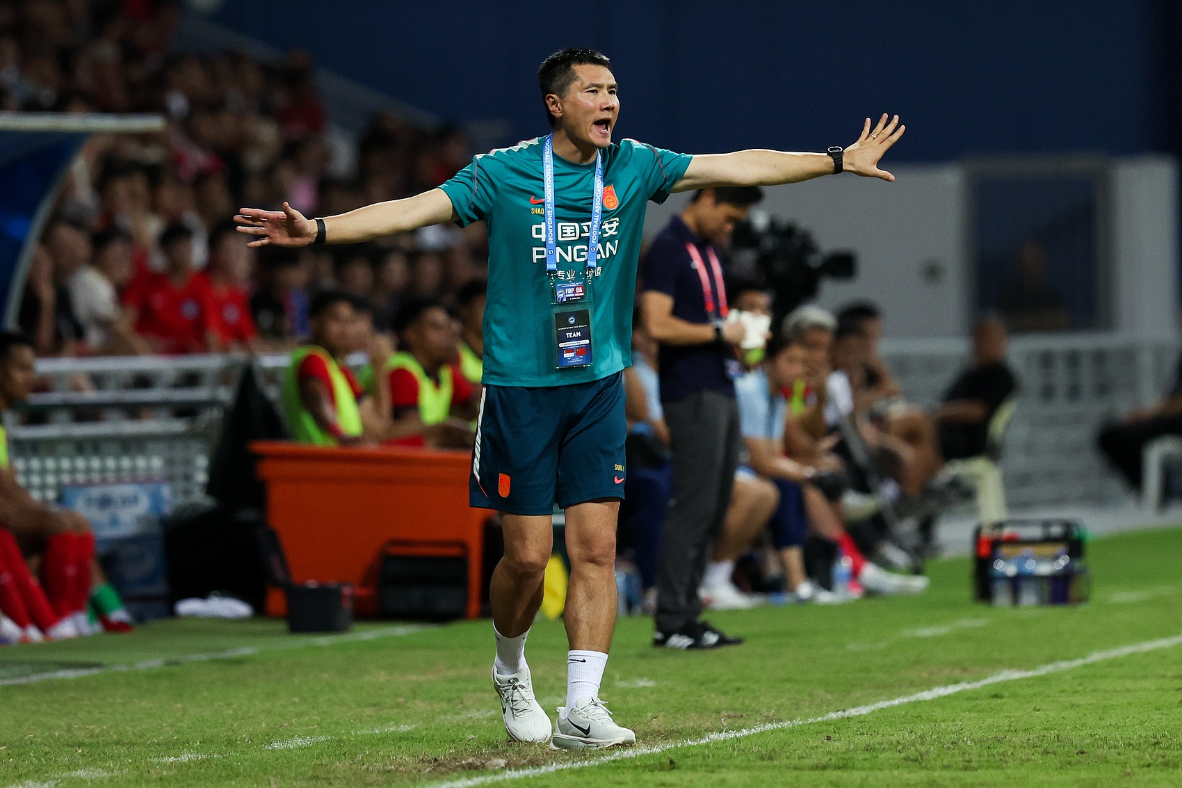邵佳一热身赛2-1胜新加坡 陈华:用心的本土教练比混日子的洋帅靠谱多了 邵佳一热身赛2-1胜新加坡 陈华:用心的本土教练比混日子的洋帅靠谱多了